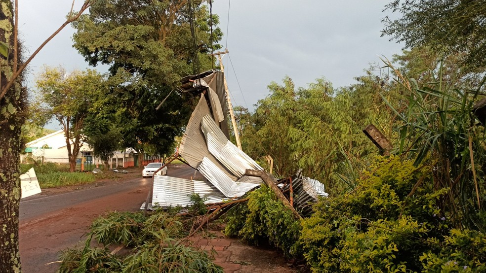 Teto de igreja desaba em temporal com ventos de 87 km/h em Santo Antônio da Platina — Foto: Tá No Site/ colaboração