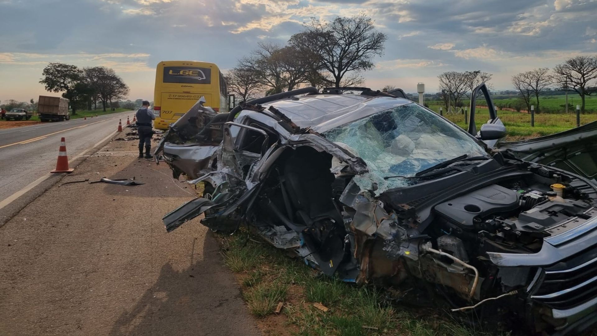 Acidente entre ônibus, caminhão e caminhonete deixa motorista ferido na Assis Chateubriand em José Bonifácio
