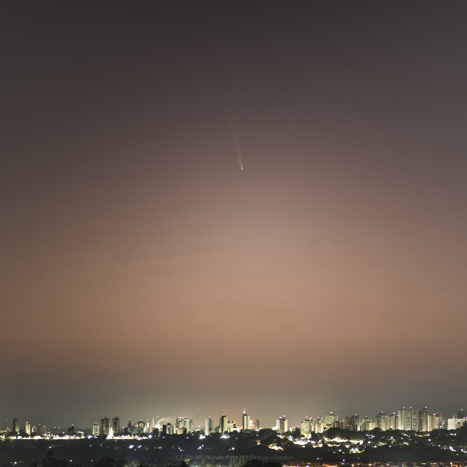 FOTOS: moradores do Vale do Paraíba flagram passagem de 'Cometa do Século' no céu