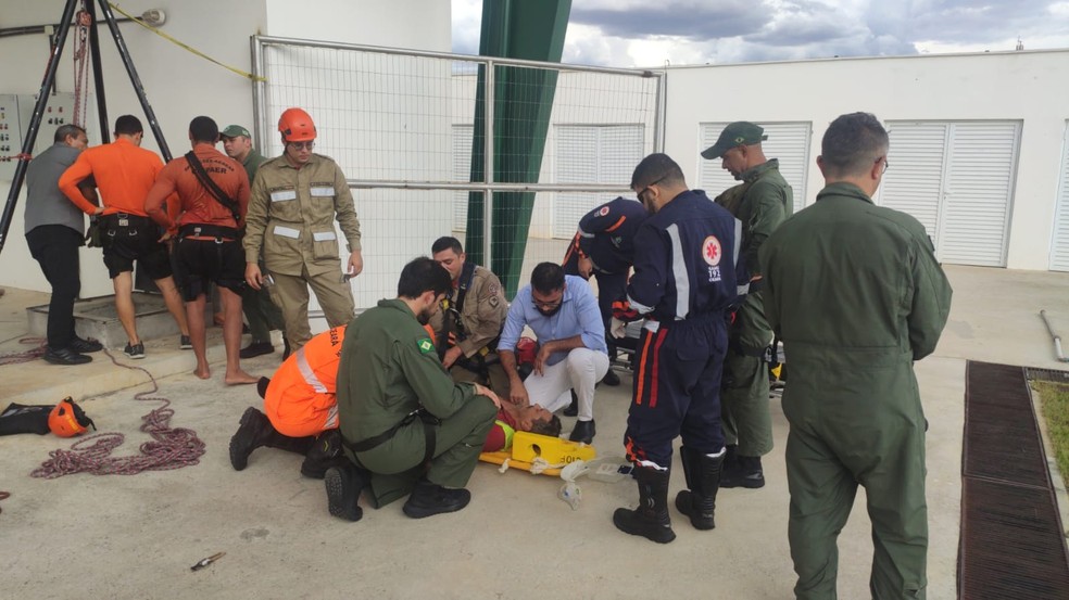 Funcionário foi resgatado por equipes do Corpo de Bombeiros. — Foto: Reprodução