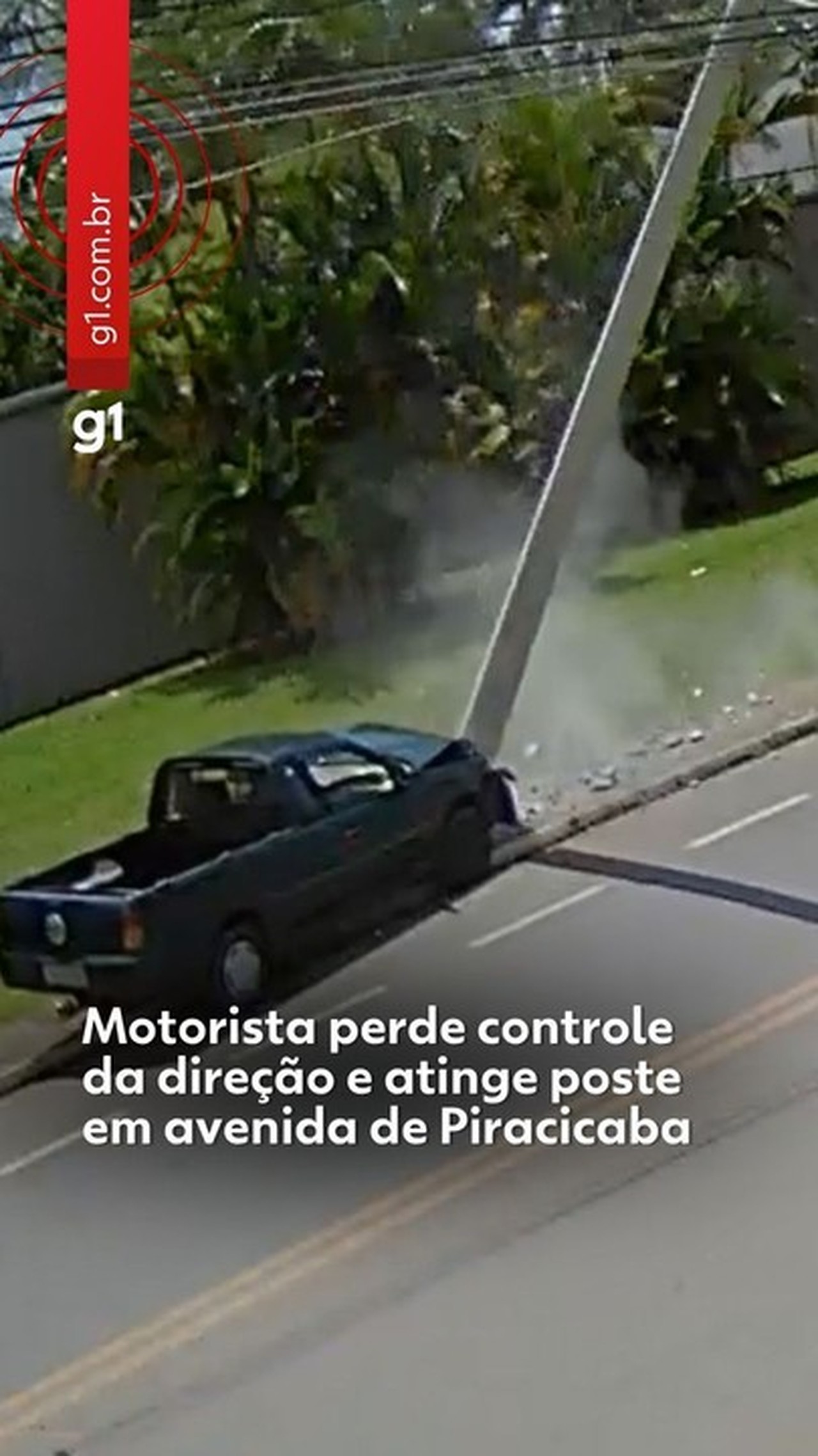 VÍDEO: câmera flagra batida de carro contra poste em avenida de Piracicaba; veja