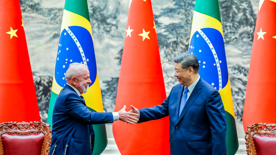 É #FAKE que China anunciou investimento de R$ 336,6 bilhões no Brasil após visita de Lula