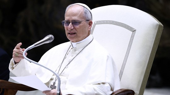 Papa Leão XIV faz primeira coletiva de imprensa com jornalistas no Vaticano
- Pontífice realizou nesta segunda (12) primeiro encontro com a imprensa no Vaticano desde que foi eleito papa.