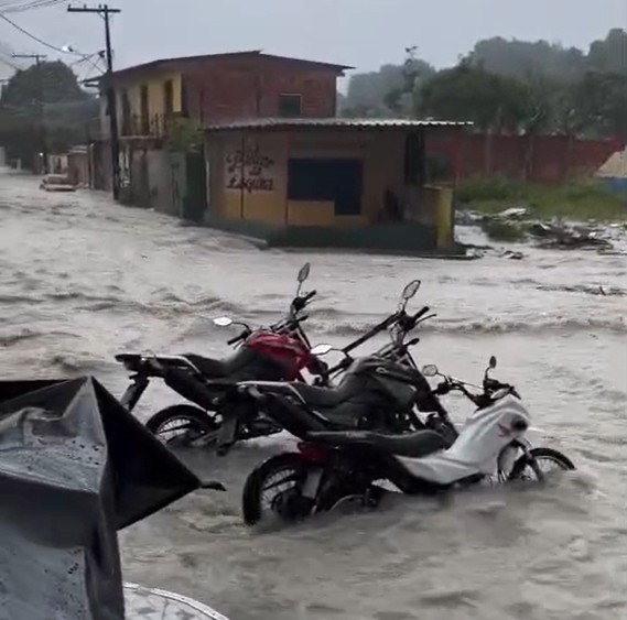 Forte chuva causa alagamentos em avenidas e bairros de Manaus nesta quarta-feira
