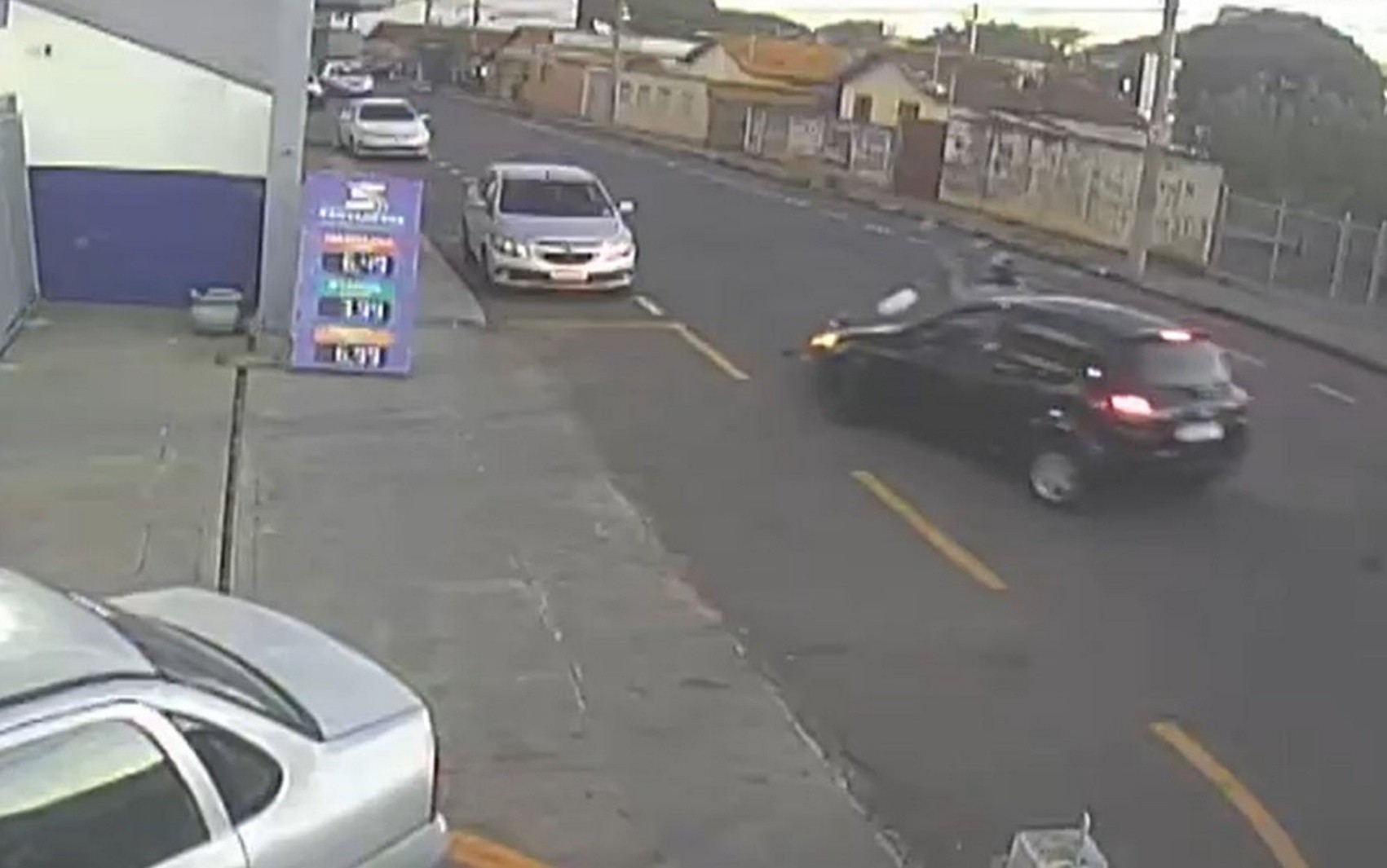 VÍDEO: Motorista atropela motociclista e foge sem prestar socorro em Passos