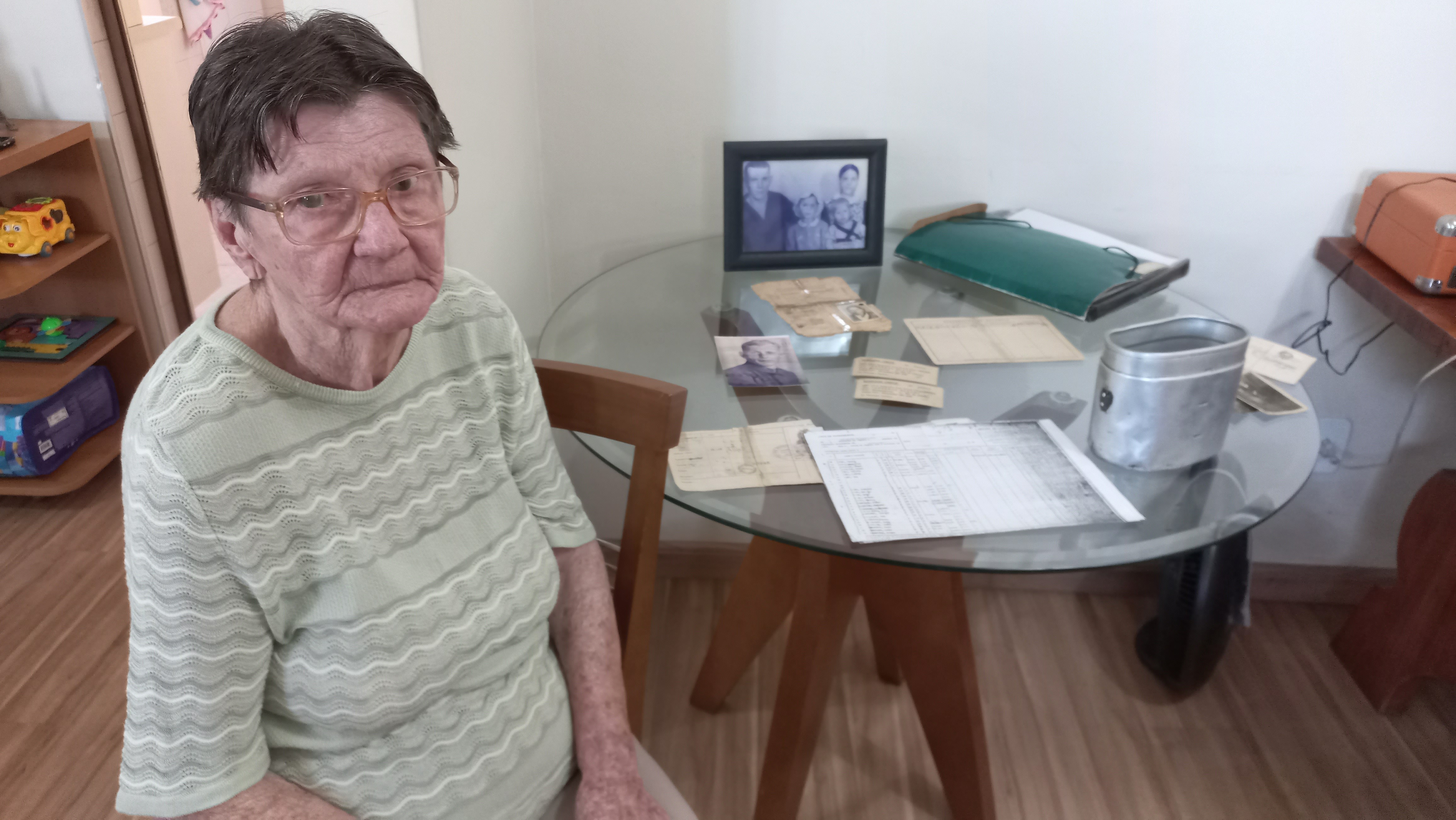 A sobrevivente do Holocausto que fugiu de campo de concentração graças ao choro do irmão e hoje mora no interior de SP
