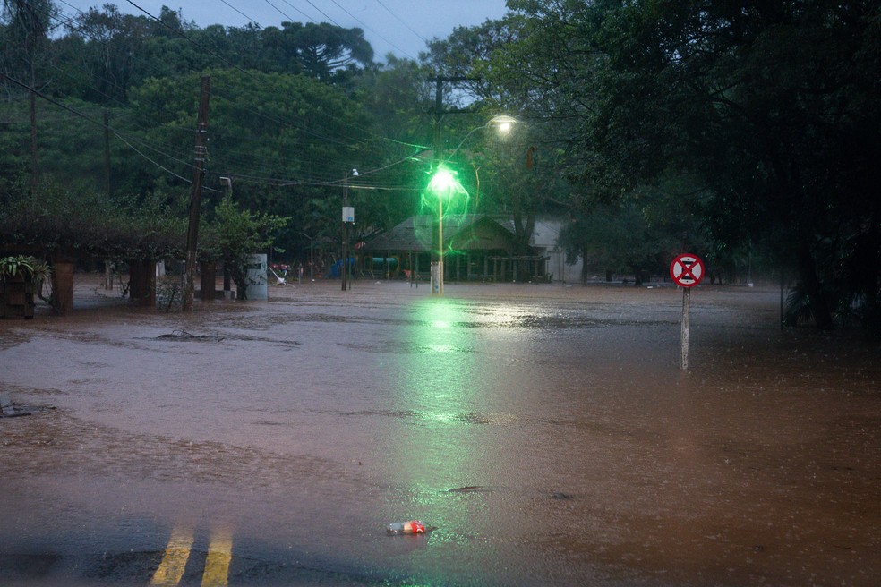 Rodovia RS-129 é vista tomada pela água perto do centro de Colinas (RS) — Foto: Fábio Tito/g1