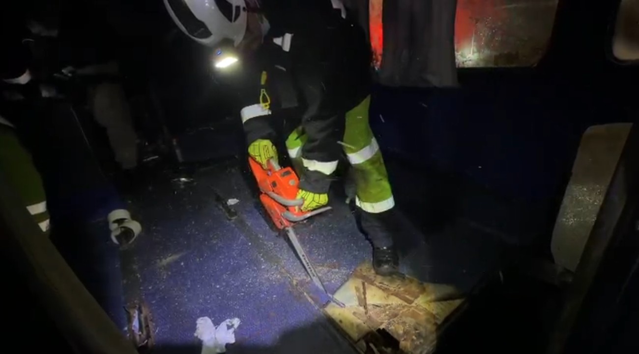 Bombeiros serram fundo de ônibus no Paraná e polícia encontra droga, tirzepatida e iPhones