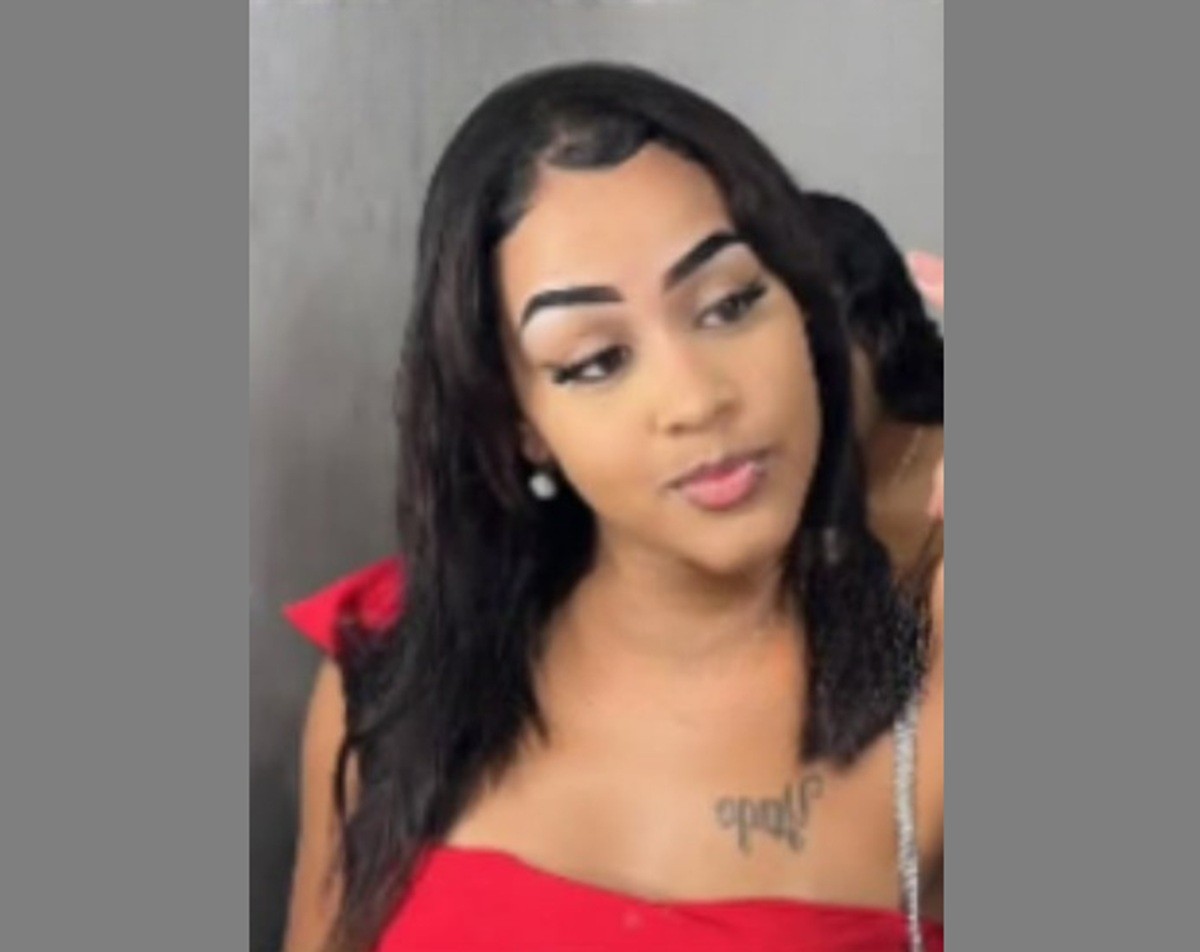 Carro desvia de buraco, capota na pista e jovem de 17 anos morre na RJ-106, entre Macaé e Rio das Ostras