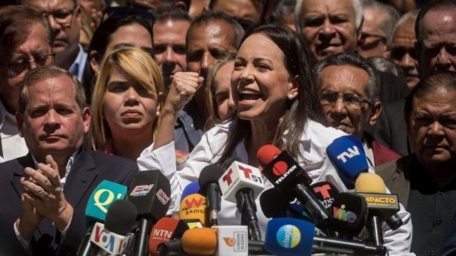 4 possíveis cenários para oposição na Venezuela após veto à principal adversária de Maduro