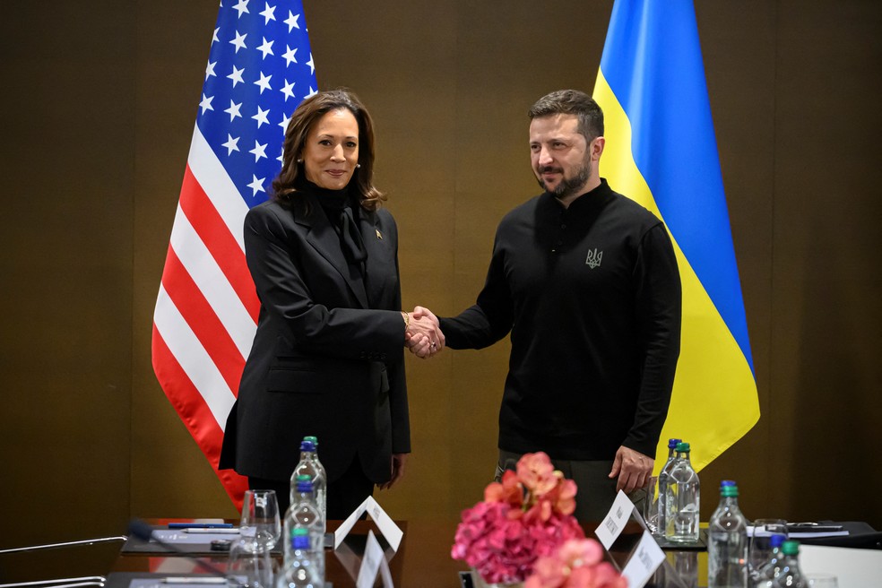 Kamala-Harris-Volodymyr-Zelensky — Foto: A vice-presidente dos Estados Unidos, Kamala Harris, aperta a mão do presidente ucraniano Volodymyr Zelenskyy, durante a conversa bilateral na Cúpula sobre a paz na Ucrânia - Foto: Alessandro Della Valle/POOL via Reuters