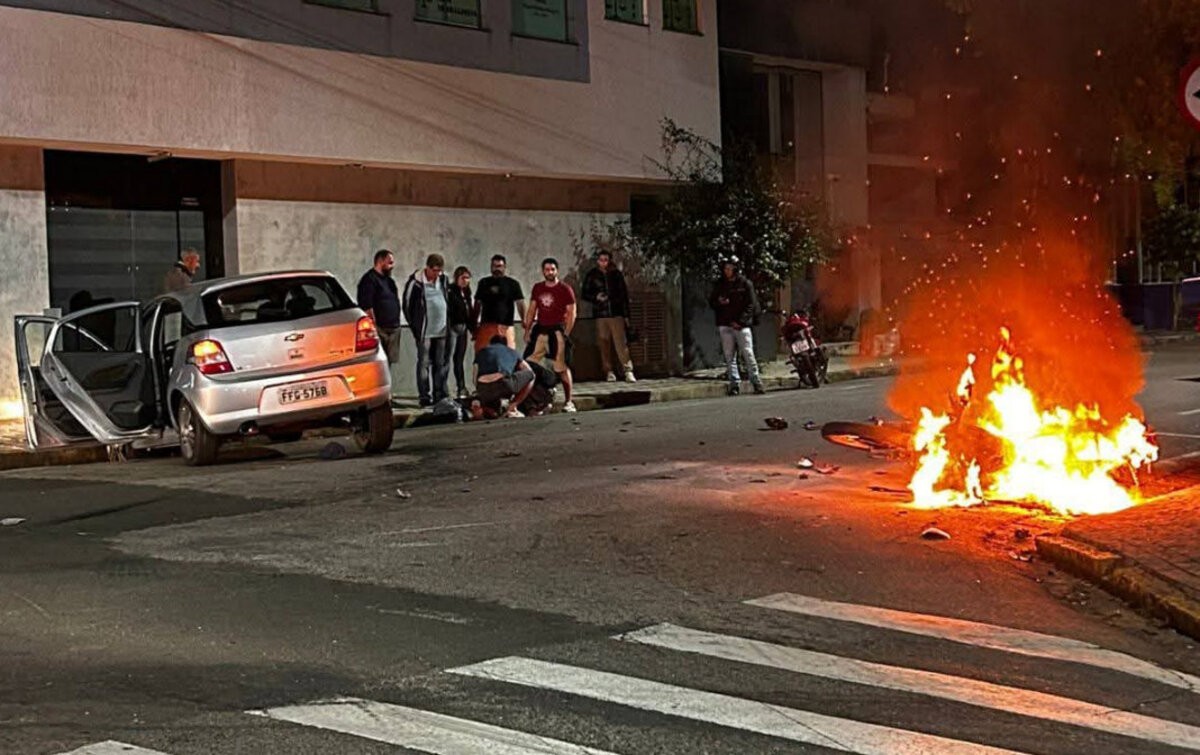 Motociclista morre após colisão com carro no interior de SP; moto pegou fogo após acidente