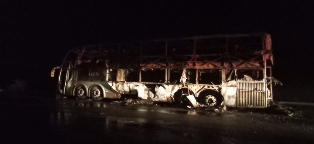 Ônibus de turismo que seguia de Montes Claros para Porto Seguro pega fogo  na BR-251