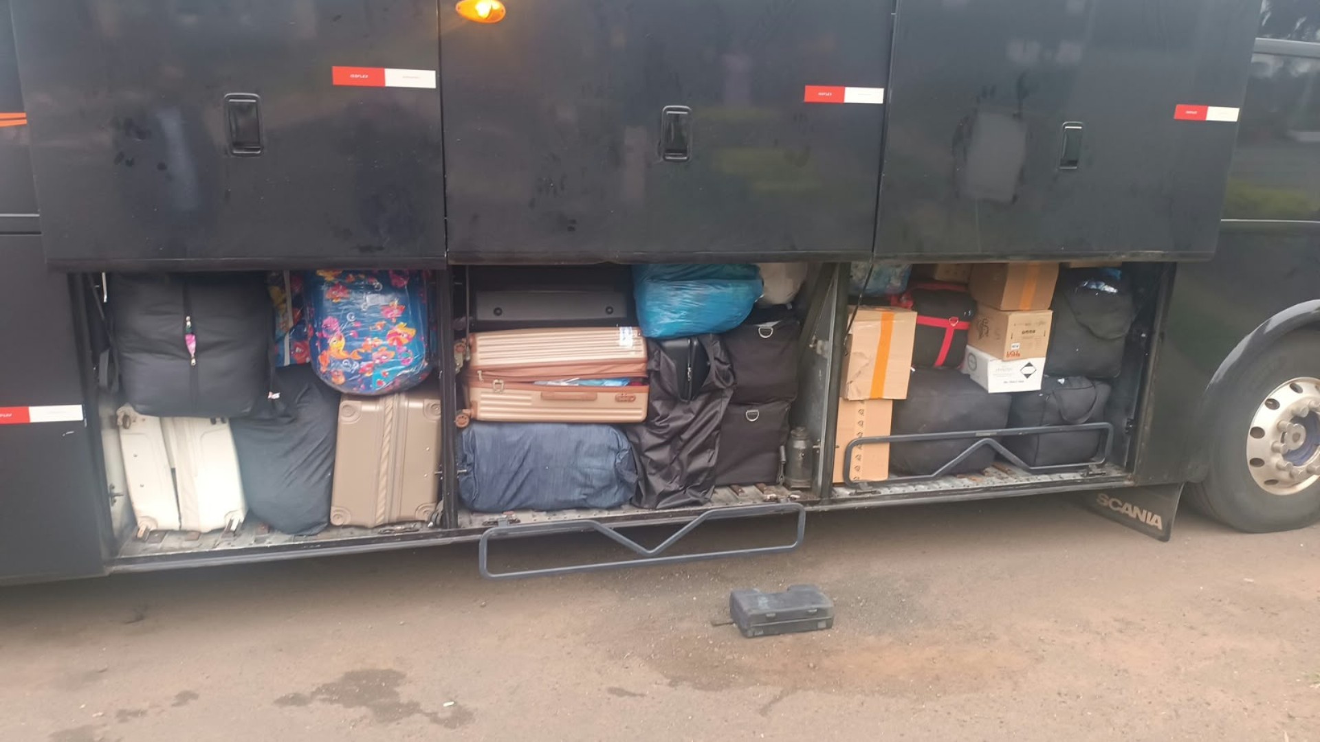 Ônibus de turismo é apreendido com mercadorias contrabandeadas em rodovia de Assis