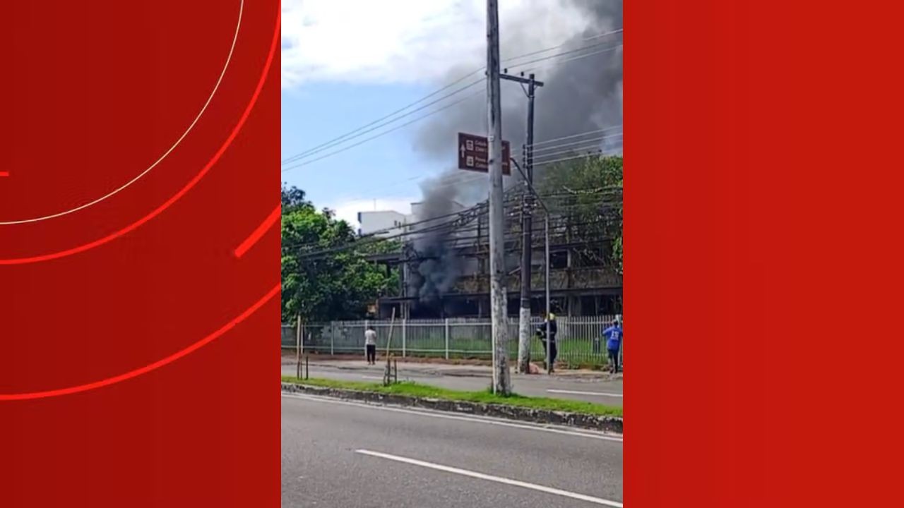 Incêndio atinge prédio onde funcionava unidade dos Correios na Zona Centro-Sul de Manaus