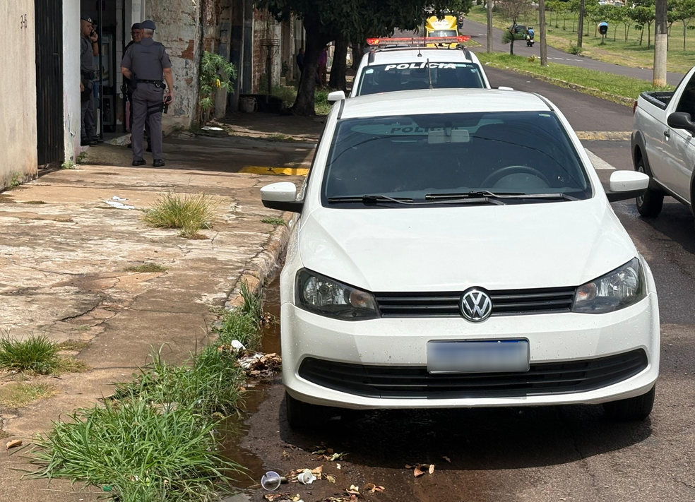 Corpo de homem é encontrado dentro de carro estacionado na Avenida Tancredo Neves — Foto: Vinicius Alonso/TV Fronteira