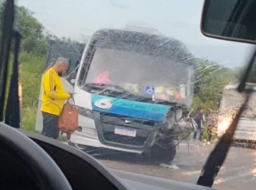 Micro-ônibus envolvido em acidente na BR-226 no RN — Foto: Redes sociais