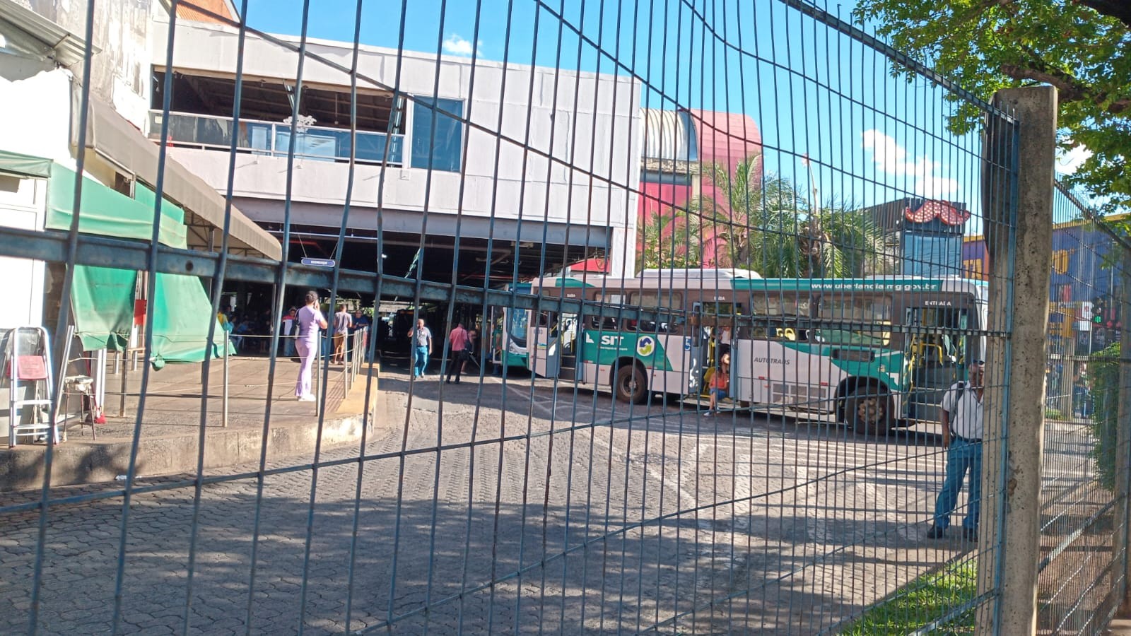 VÍDEO: Motoristas de ônibus do transporte público de Uberlândia fazem paralisação por falta de pagamento de parte do salário
