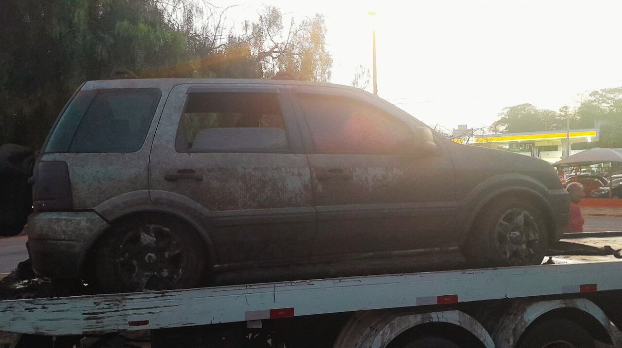 VÍDEO: carro furtado há 10 anos é encontrado com seca em represa no interior de SP
