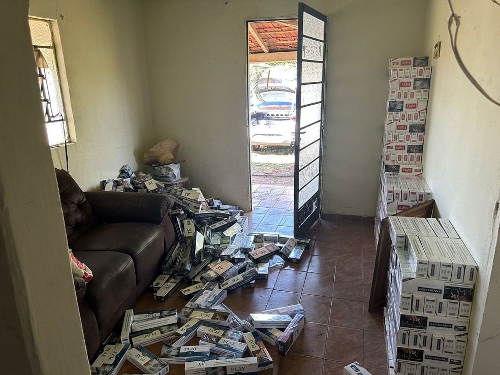 Mercadorias contrabandeadas foram apreendidas em Alfredo Marcondes (SP) — Foto: Polícia Militar Rodoviária