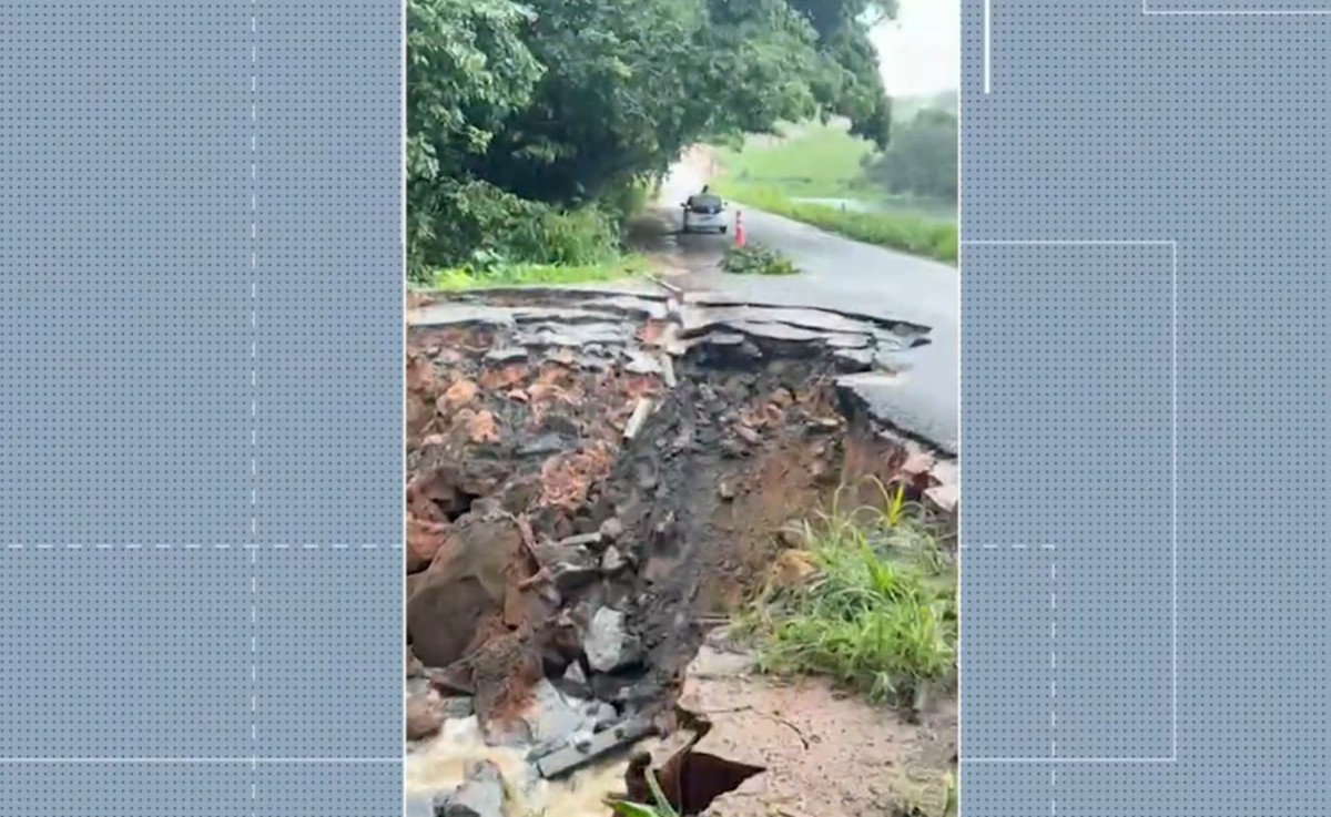 Cratera se abre após fortes chuvas e rodovia PB-032 é interditada parcialmente, na Paraíba