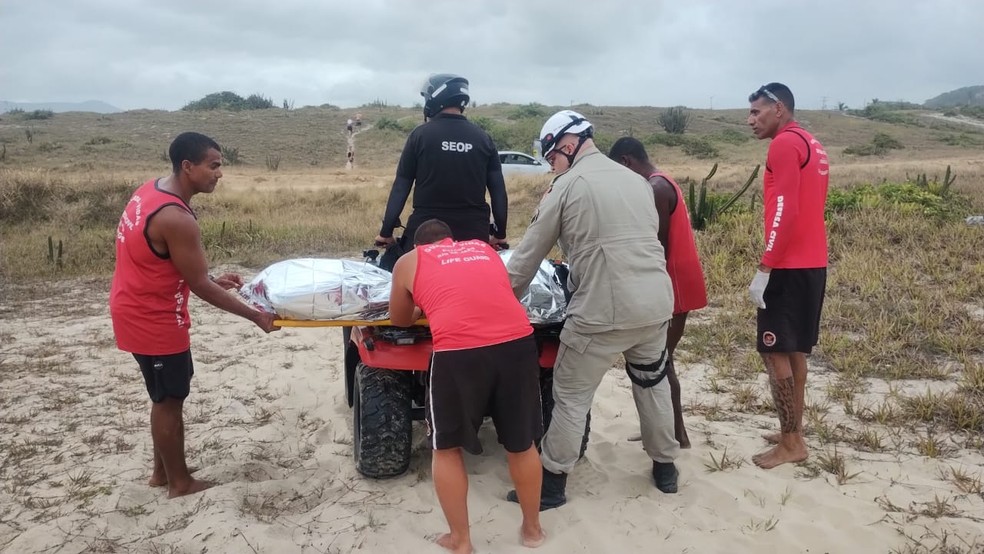 Equipes de socorro tentaram reanimar o piloto, mas ele morreu ainda na praia em Maricá — Foto: Corpo de Bombeiros