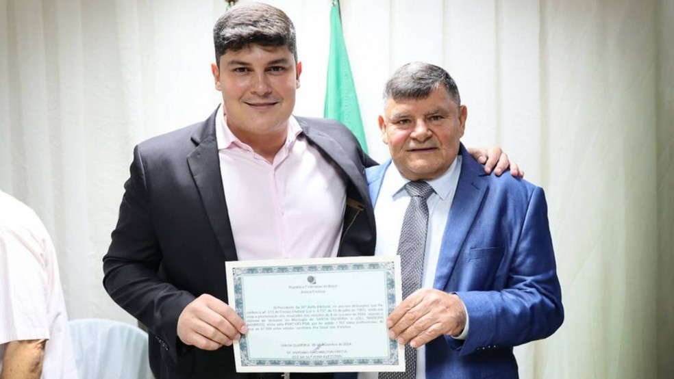 Joel Barroso e o pai, Braguinha, durante diplomação de Braguinha em dezembro de 2024 — Foto: Reprodução