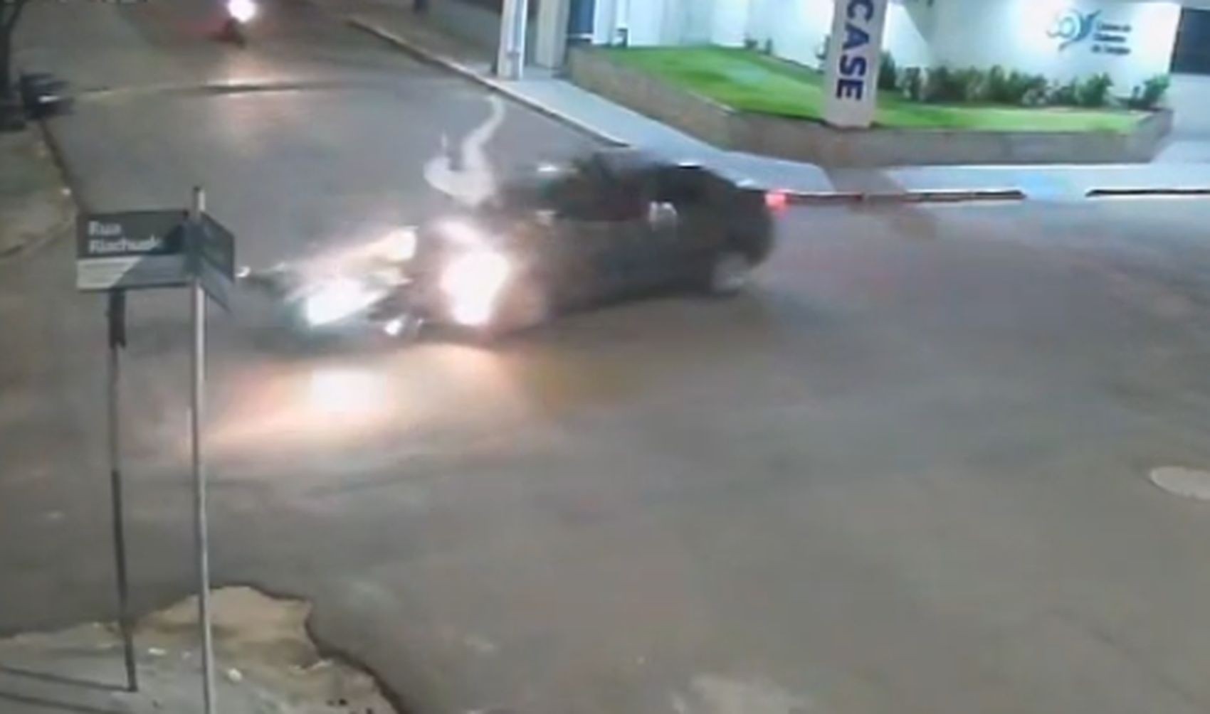 VÍDEO: carro bate em moto e mulher é arremessada em Aracaju