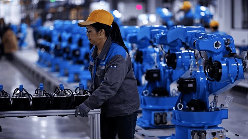 Mais de 2 milhões de robôs trabalham ao lado de pessoas nas fábricas da China — Foto: BBC