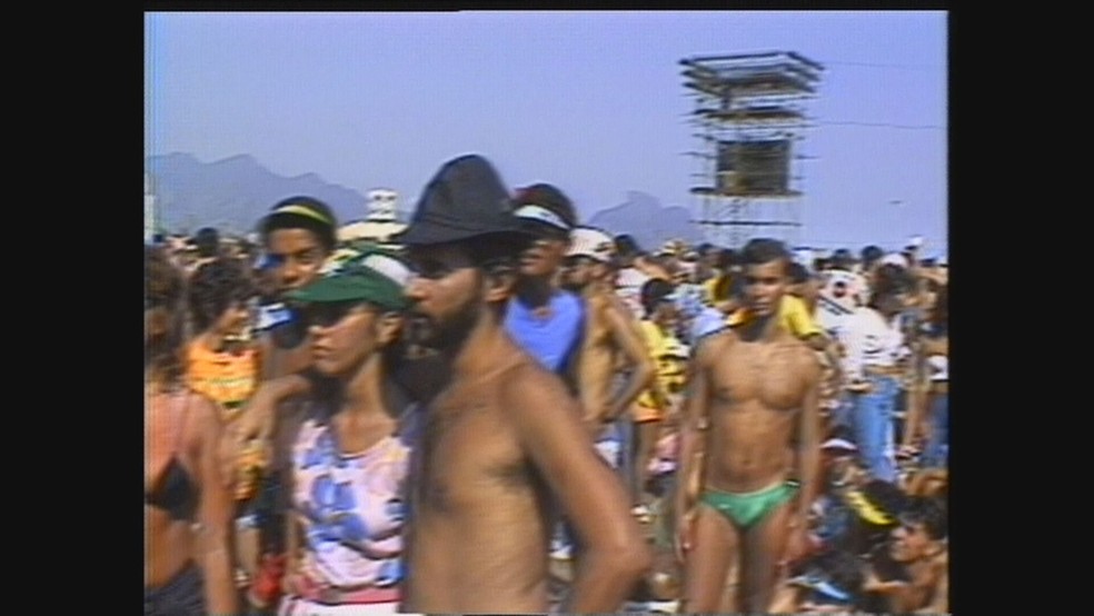 Público enfrenta forte calor no Rock in Rio 1985 — Foto: Reprodução/TV Globo