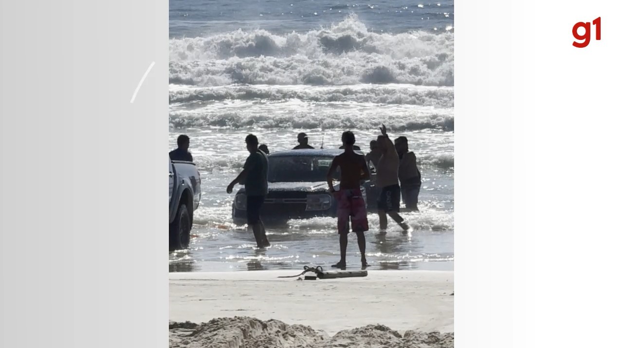 VÍDEO: Caminhonete fica atolada na beira do mar em praia do Litoral Norte de SC