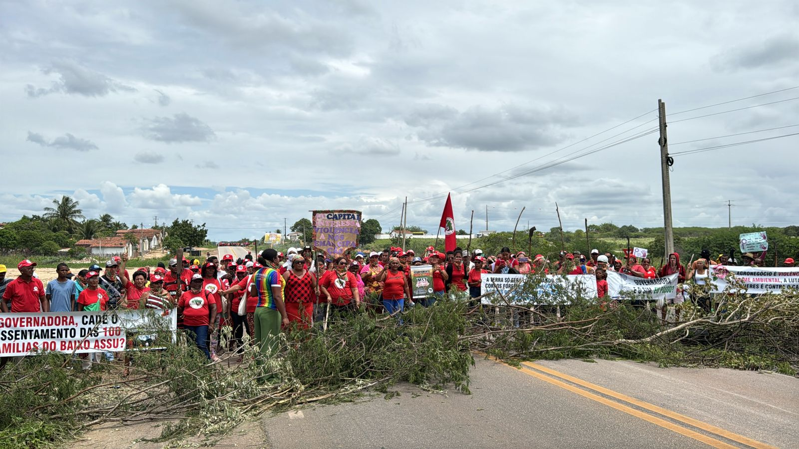 BR-406 é totalmente interditada em João Câmara por protesto do MST