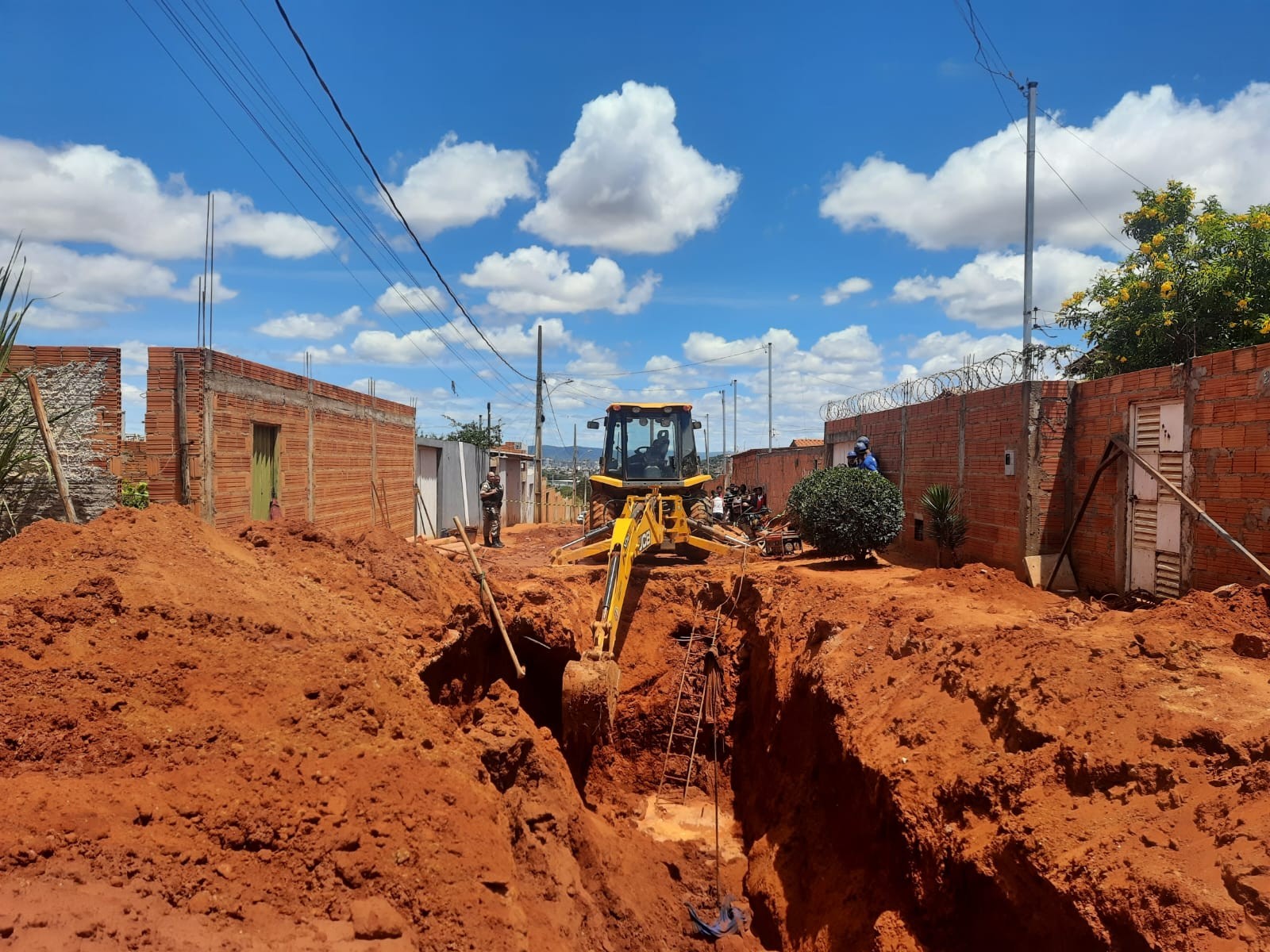 Soterramento deixa um trabalhador morto e dois feridos em Montes Claros