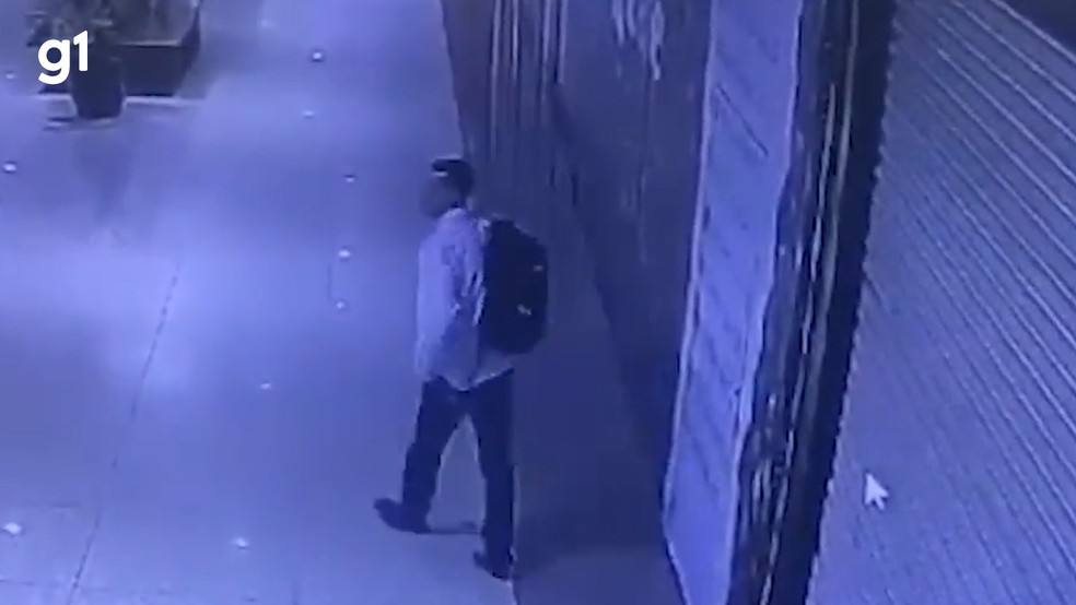 Criminoso levou as joias furtadas em uma mochila — Foto: Reprodução