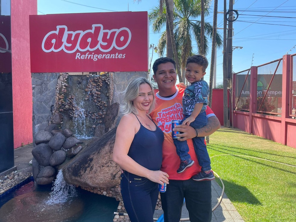 Keoma Oliveira com a família conhecendo a sede da Dydyo. — Foto: Mylla Pereira/G1
