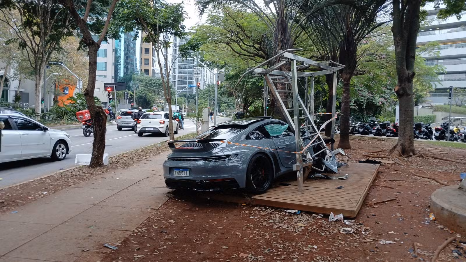 Motorista de Porsche bate e destrói estação com aparelhos de ginástica de praça na Vila Olímpia, em SP