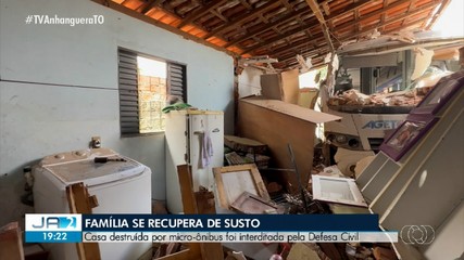 Casa destruída por micro-ônibus é interditada pela Defesa Civil em Araguaína