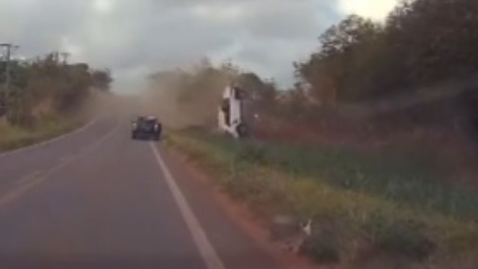 Carro capota cinco vezes e sai da pista em acidente no interior do Ceará; motorista sobreviveu — Foto: Reprodução
