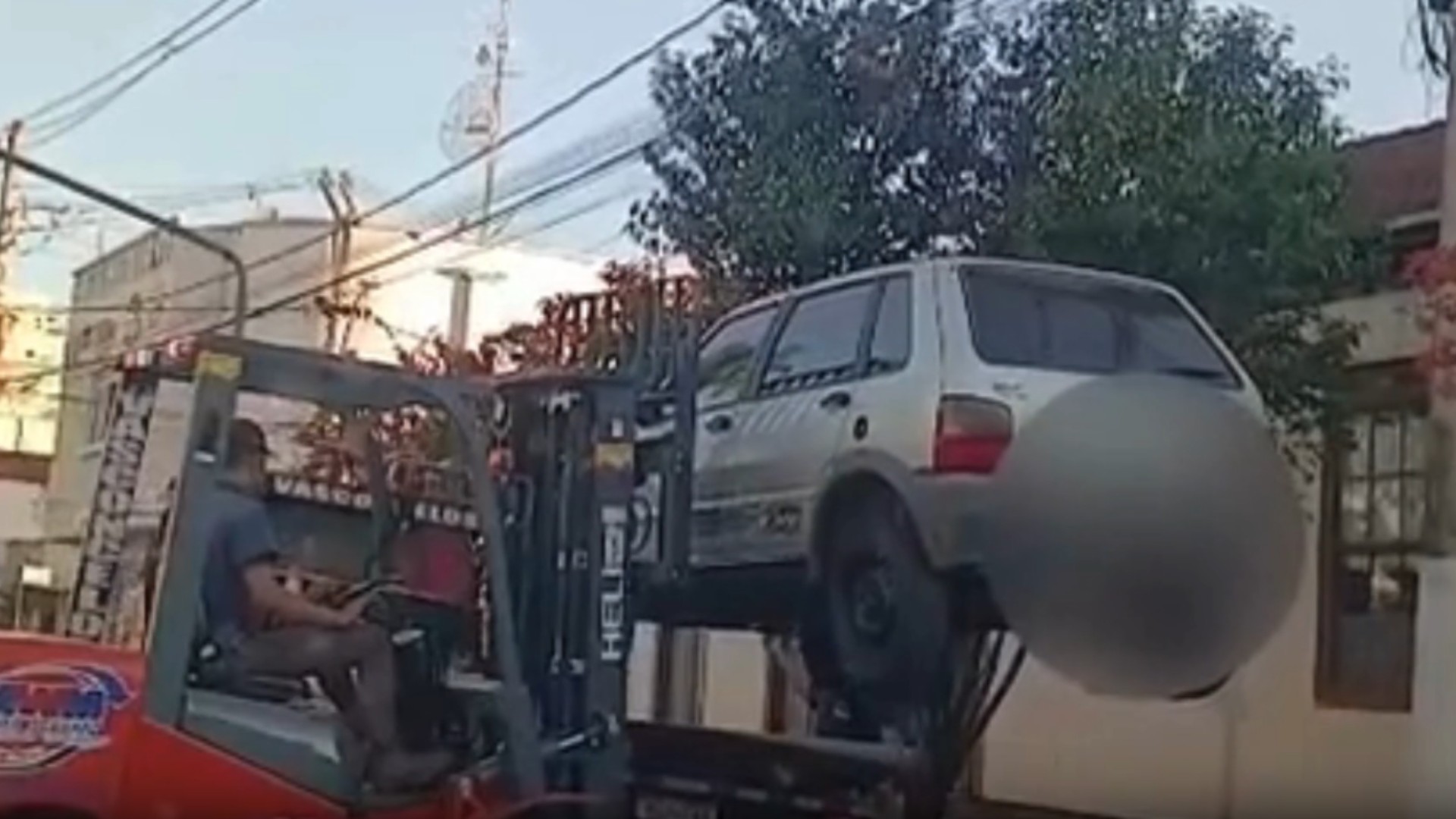 VÍDEO: Carro estacionado em local proibido é removido por empilhadeira no interior de MG