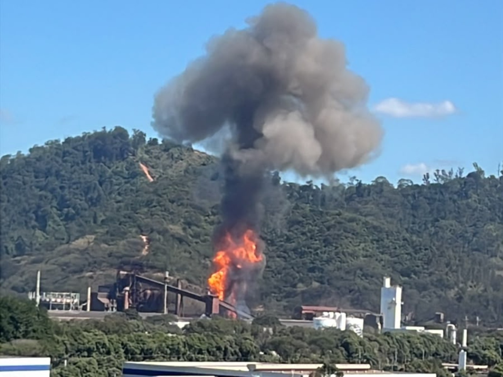 VÍDEO: Incêndio atinge área industrial da Aperam, em Timóteo