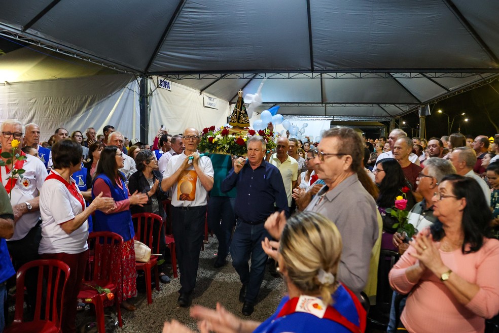Vigília que antecede romaria de Nossa Senhora Aparecida em Itaipulândia reúne milhares de fiéis — Foto: Gilson Abreu/AEN