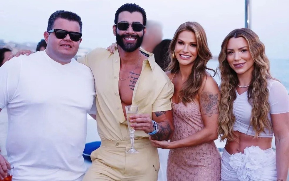 Dono e co-ceo da VaideBet, André e Aislla Rocha, ao lado do casal Gusttavo Lima e Andressa Suíte em festa na Grécia — Foto: Reprodução/Redes Sociais