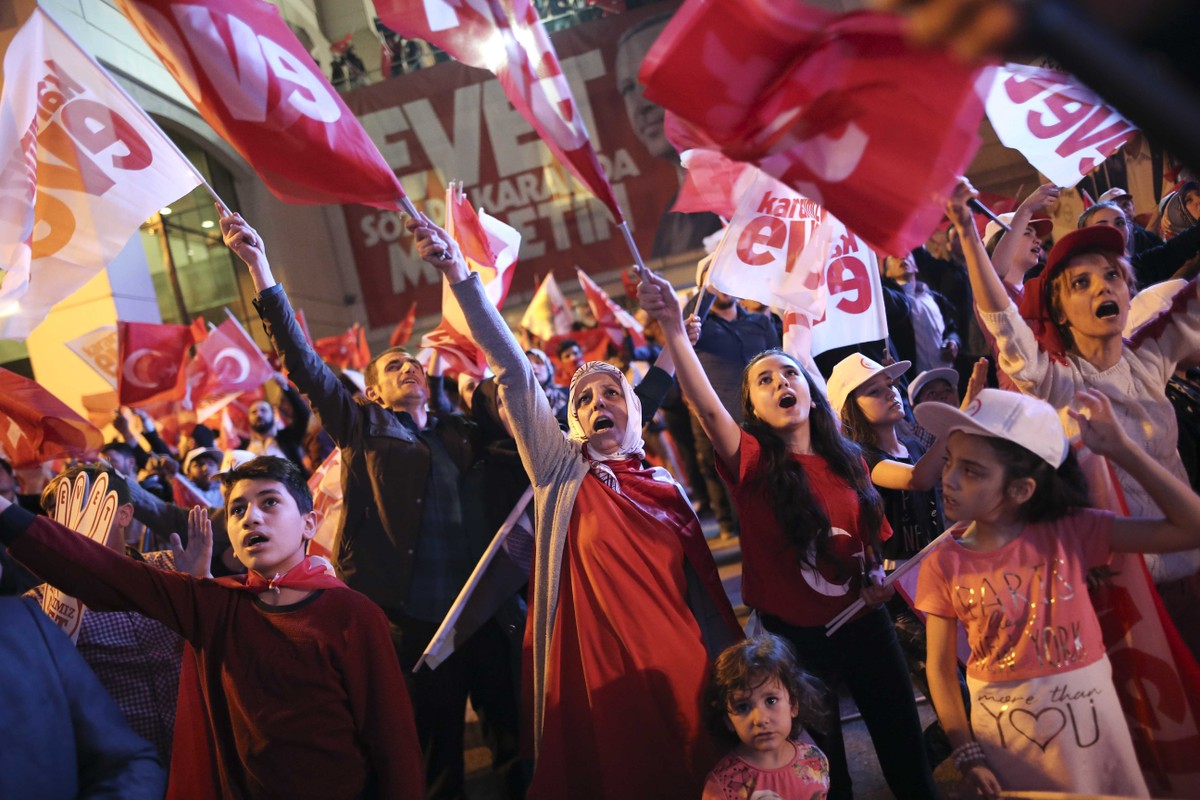 Jogo na Turquia tem confusão e polícia precisa intervir