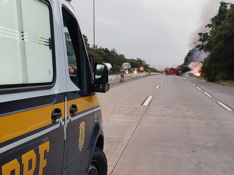 PRF e Bombeiros estão no local e via da BR-101 ficou interditada — Foto: PRF/Divulgação
