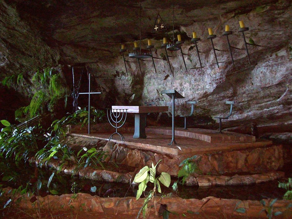 Altar dentro da Gruta dos Palhares exemplifica a relao entre a estrutura e a f  Foto: Sylvia Bazote/Reproduo