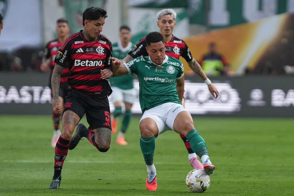 Vitor Roque, do Palmeiras,  direita, e Erick Pulgar, do Flamengo, disputam a bola durante a final da Copa Libertadores, realizada em Lima, Peru, em 29 de novembro de 2025.  Foto: AP Photo/Guadalupe Pardo