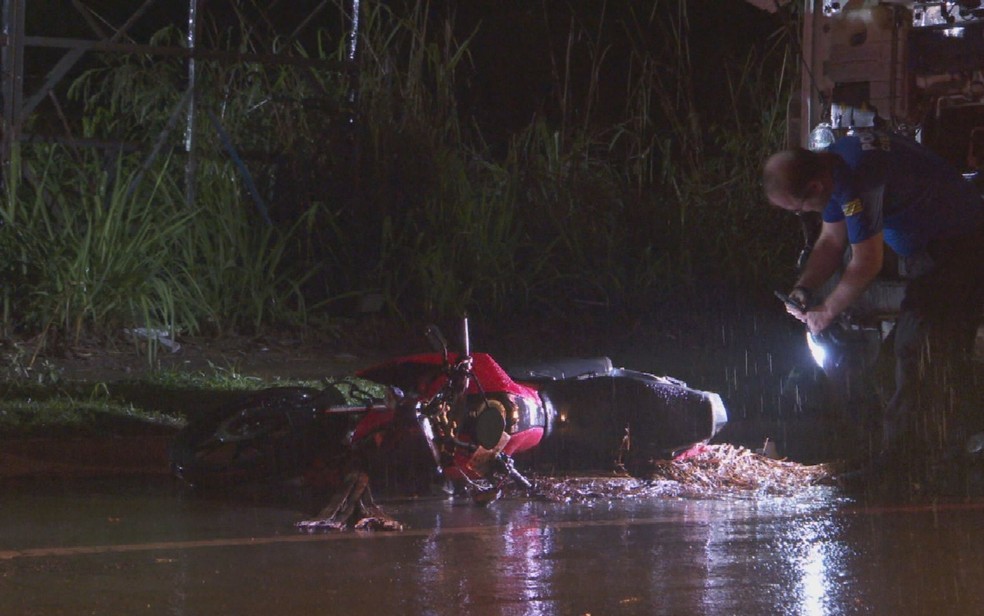 Acidente entre caminhão de coleta de lixo e duas motocicletas deixa três mortos em Aparecida de Goiânia. — Foto: Reprodução/TV Anhanguera