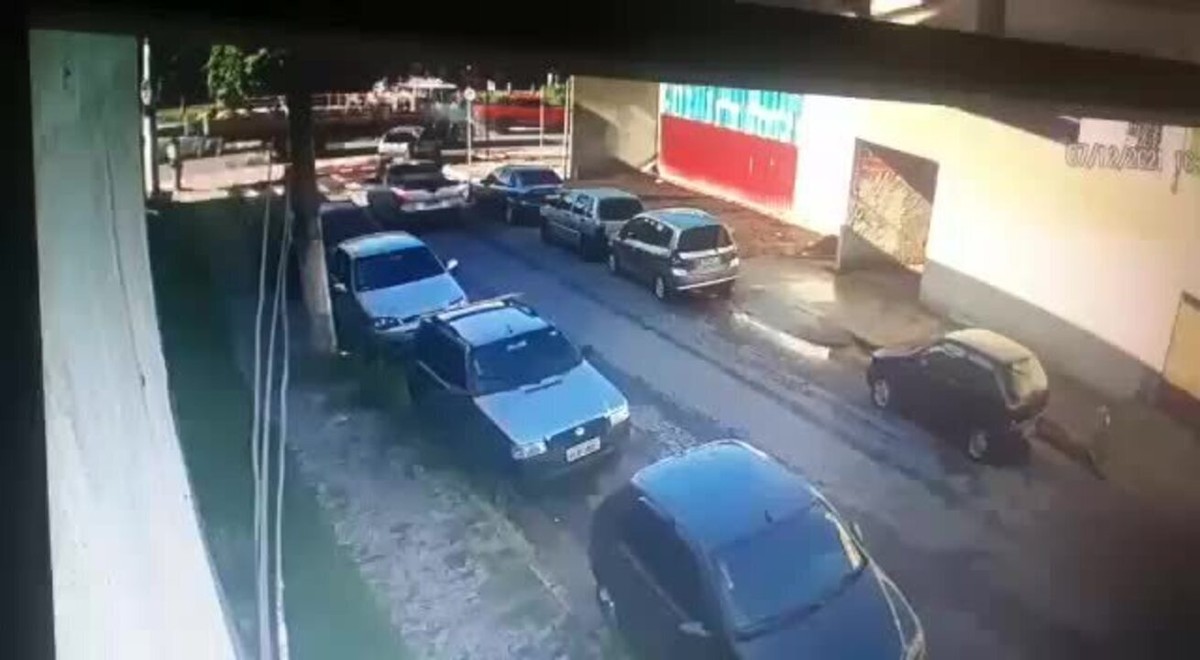 Vídeo mostra suspeitas ameaçando motorista em via pública