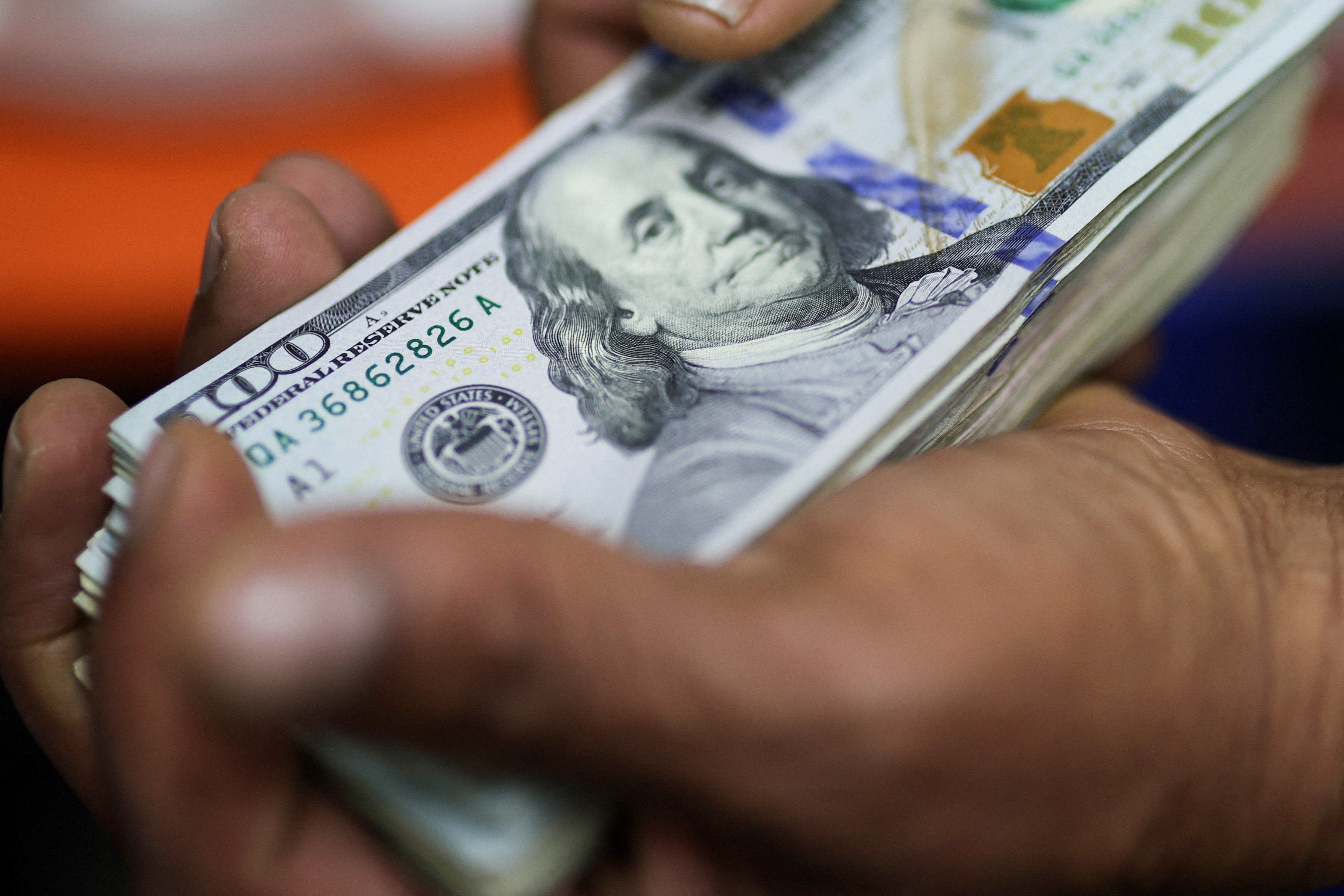 Dólar abre em alta com investidores de olho em inflação no Brasil e nos EUA