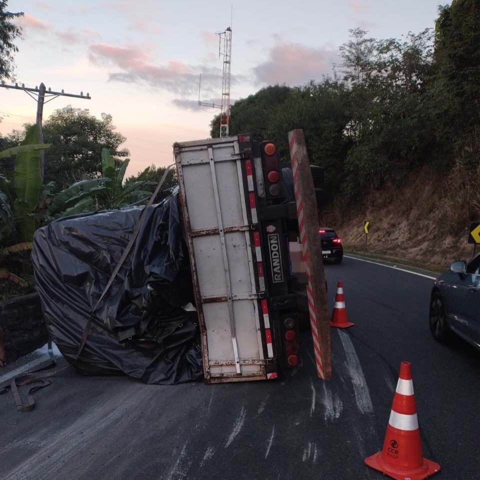 Carreta tomba na descida da Serra das Araras; segundo acidente em menos de 5h